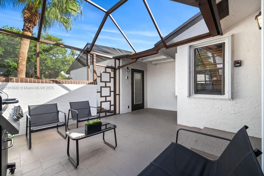 For Sale: $370,000 (2 beds, 2 baths, 1060 Square Feet)