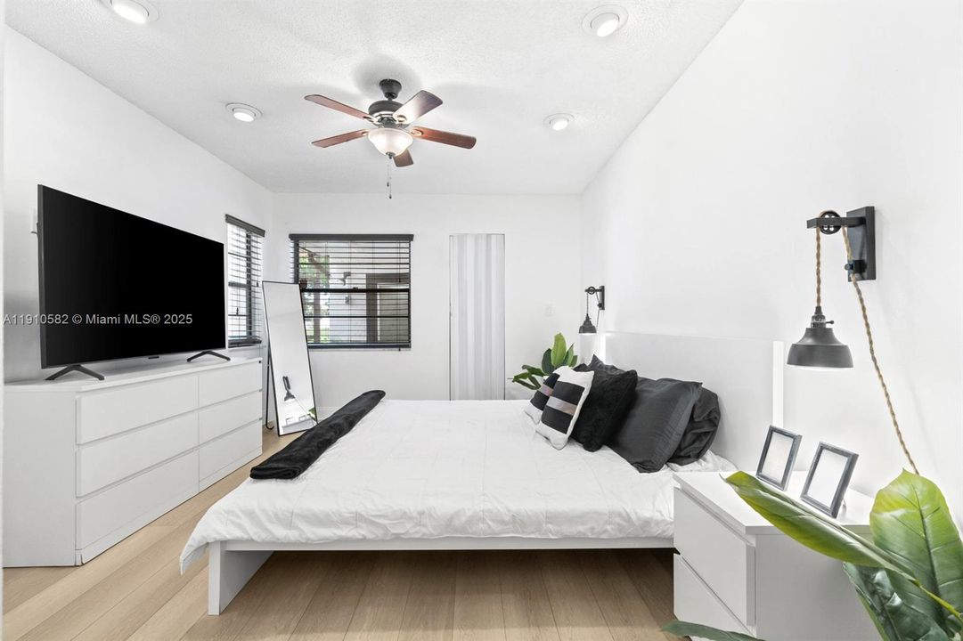 For Sale: $370,000 (2 beds, 2 baths, 1060 Square Feet)