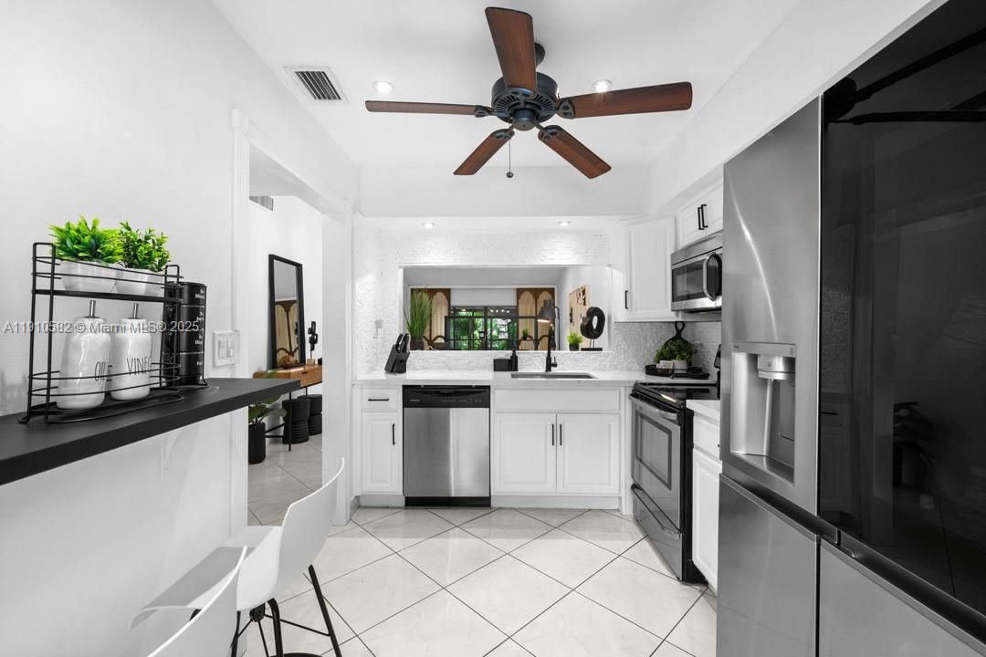 For Sale: $370,000 (2 beds, 2 baths, 1060 Square Feet)