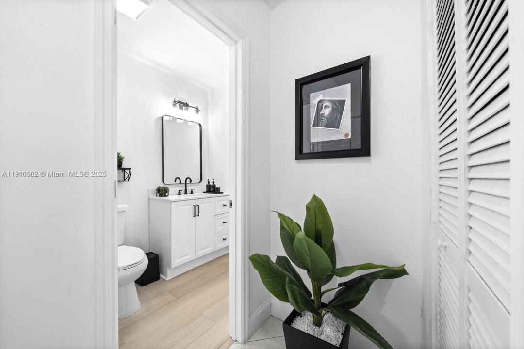 For Sale: $370,000 (2 beds, 2 baths, 1060 Square Feet)