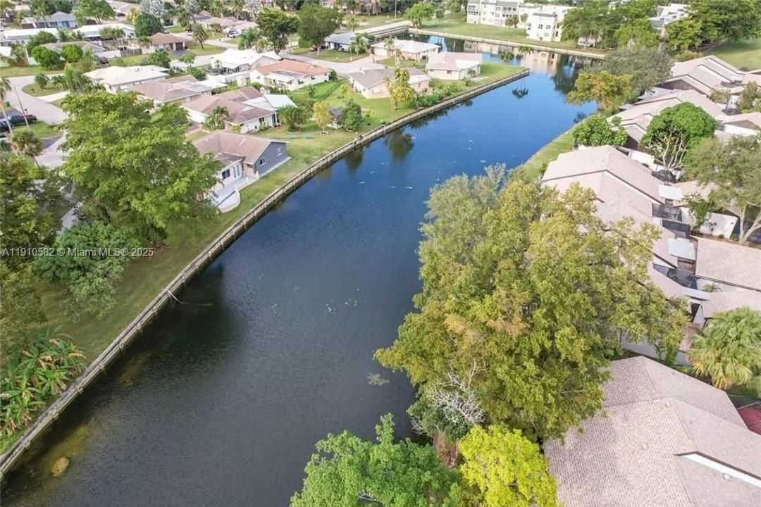 For Sale: $370,000 (2 beds, 2 baths, 1060 Square Feet)