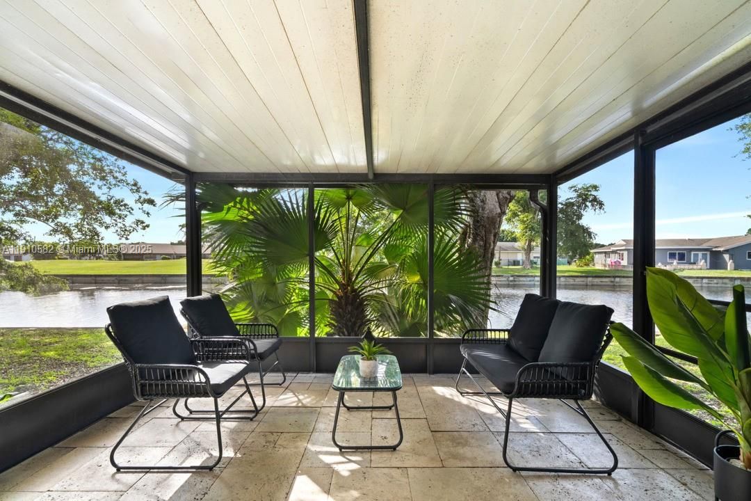 For Sale: $370,000 (2 beds, 2 baths, 1060 Square Feet)