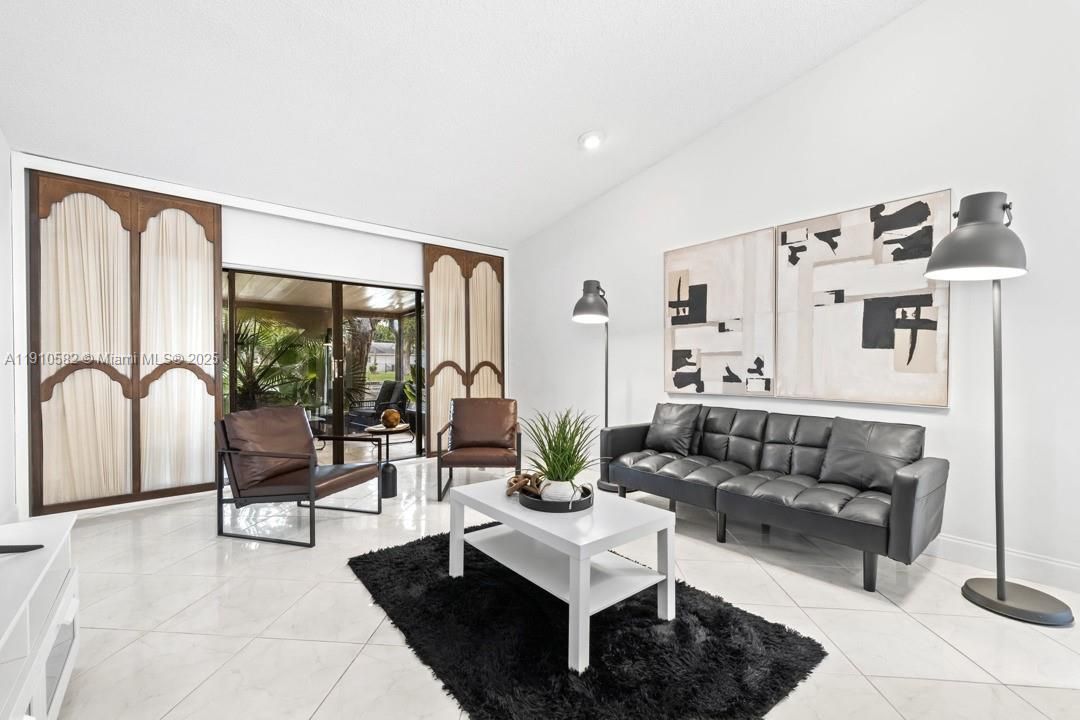 For Sale: $370,000 (2 beds, 2 baths, 1060 Square Feet)