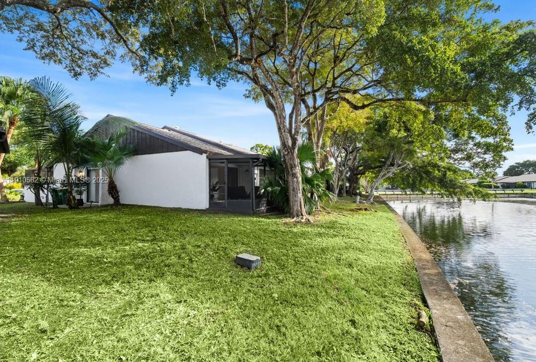 For Sale: $370,000 (2 beds, 2 baths, 1060 Square Feet)