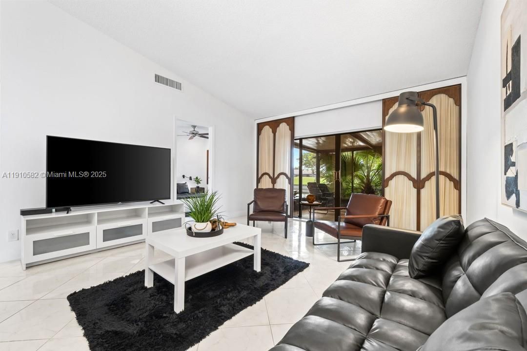 For Sale: $370,000 (2 beds, 2 baths, 1060 Square Feet)