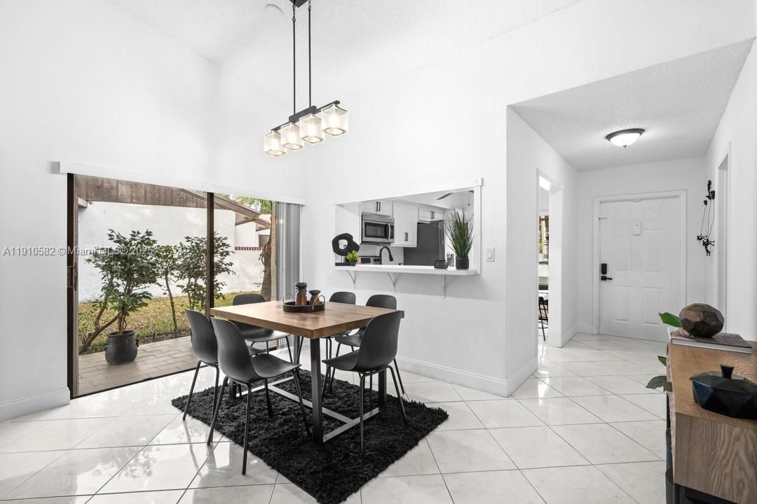 For Sale: $370,000 (2 beds, 2 baths, 1060 Square Feet)