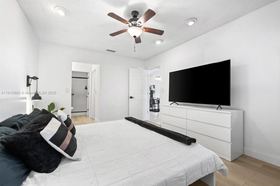 For Sale: $370,000 (2 beds, 2 baths, 1060 Square Feet)