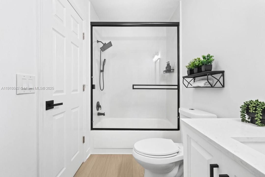 For Sale: $370,000 (2 beds, 2 baths, 1060 Square Feet)