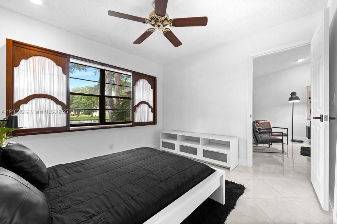 For Sale: $370,000 (2 beds, 2 baths, 1060 Square Feet)