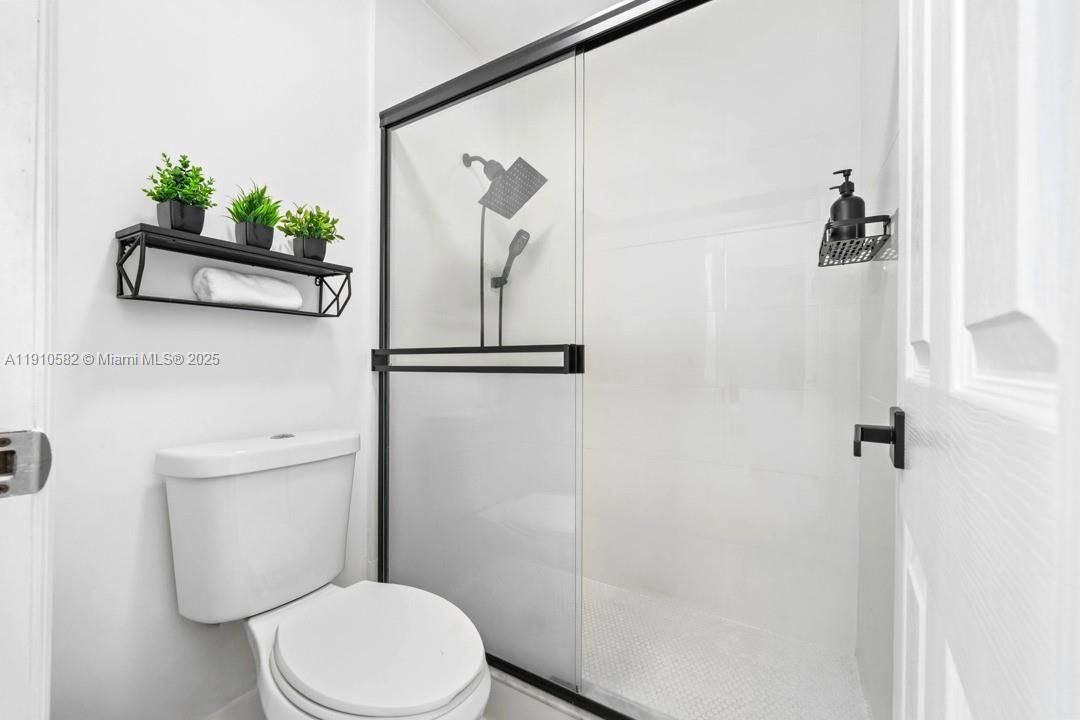 For Sale: $370,000 (2 beds, 2 baths, 1060 Square Feet)