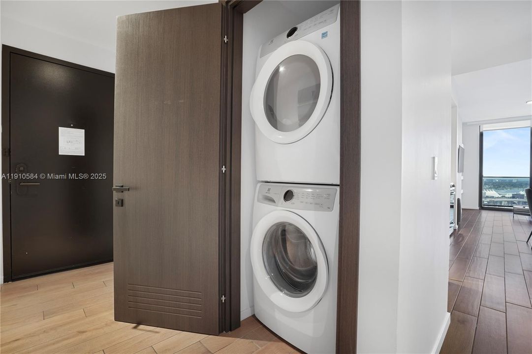 For Sale: $1,449,000 (2 beds, 2 baths, 818 Square Feet)