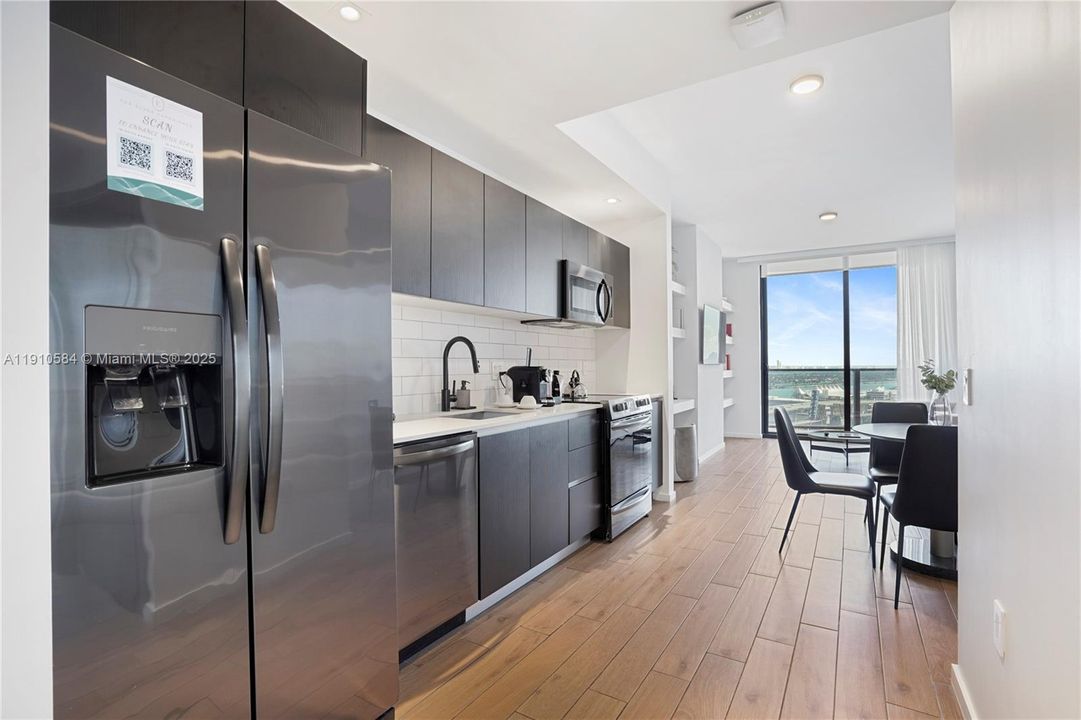 For Sale: $1,449,000 (2 beds, 2 baths, 818 Square Feet)
