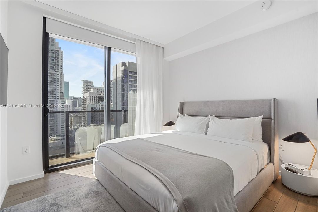 For Sale: $1,449,000 (2 beds, 2 baths, 818 Square Feet)