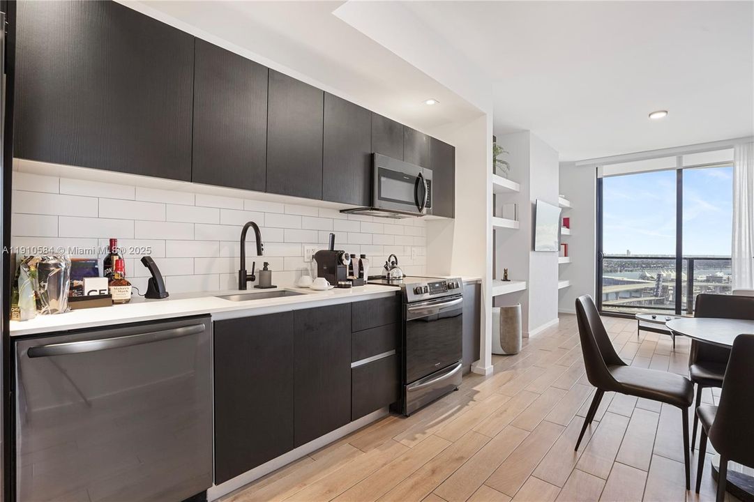 For Sale: $1,449,000 (2 beds, 2 baths, 818 Square Feet)