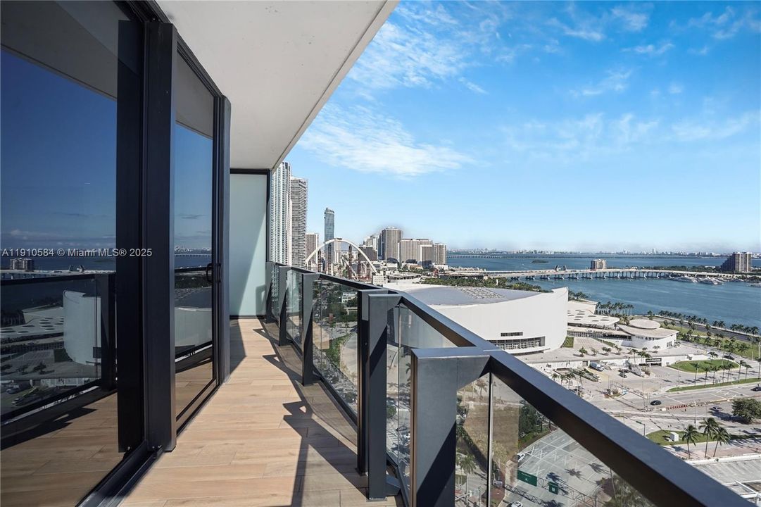 For Sale: $1,449,000 (2 beds, 2 baths, 818 Square Feet)
