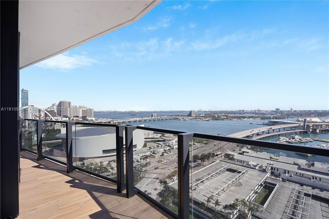 For Sale: $1,449,000 (2 beds, 2 baths, 818 Square Feet)