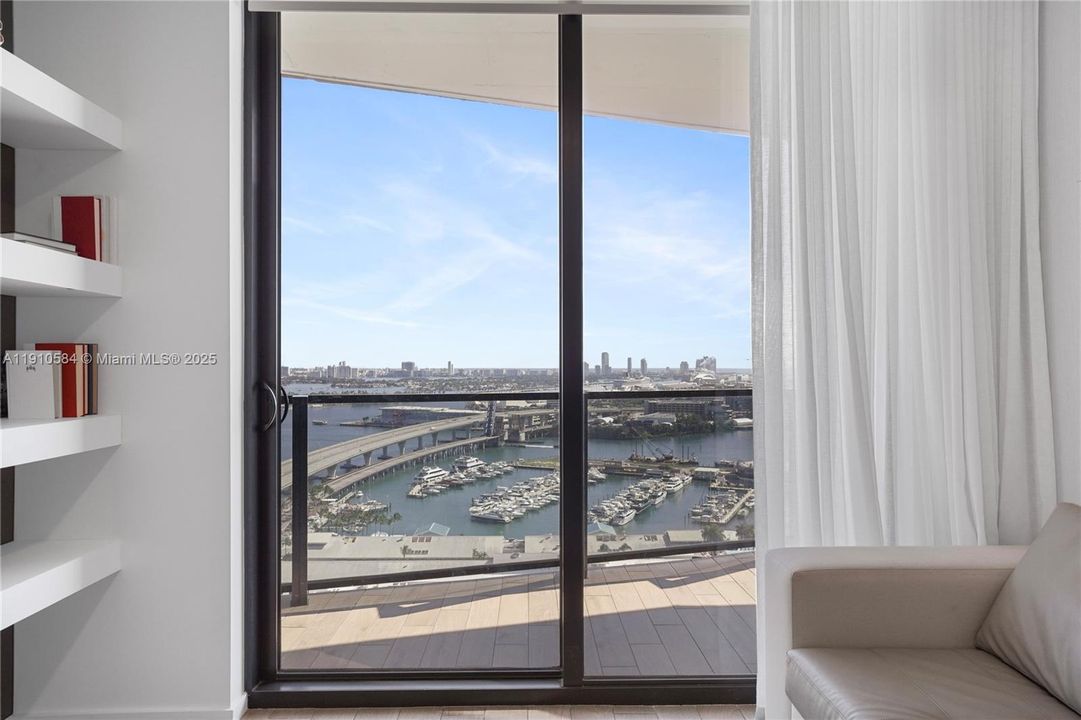 For Sale: $1,449,000 (2 beds, 2 baths, 818 Square Feet)