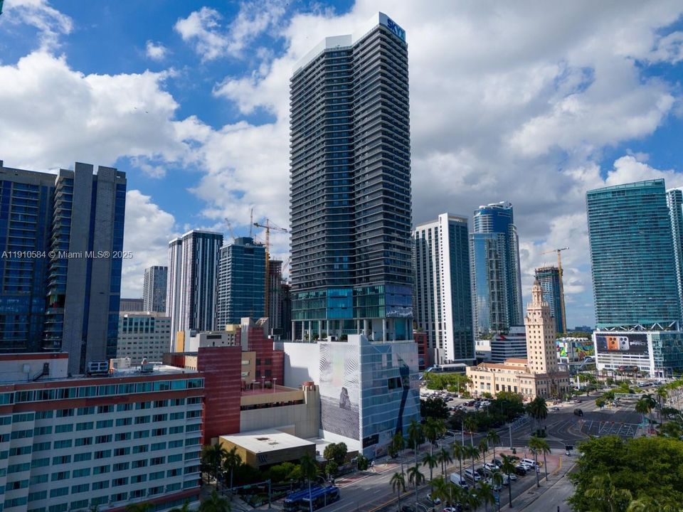 For Sale: $1,449,000 (2 beds, 2 baths, 818 Square Feet)