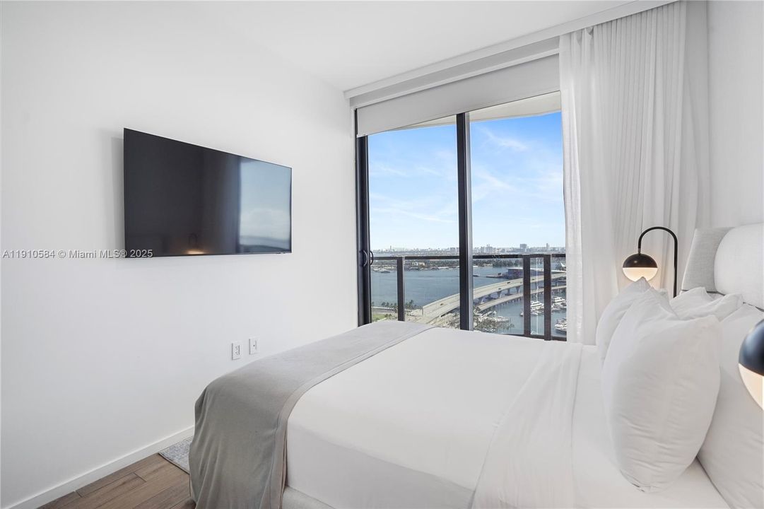 For Sale: $1,449,000 (2 beds, 2 baths, 818 Square Feet)