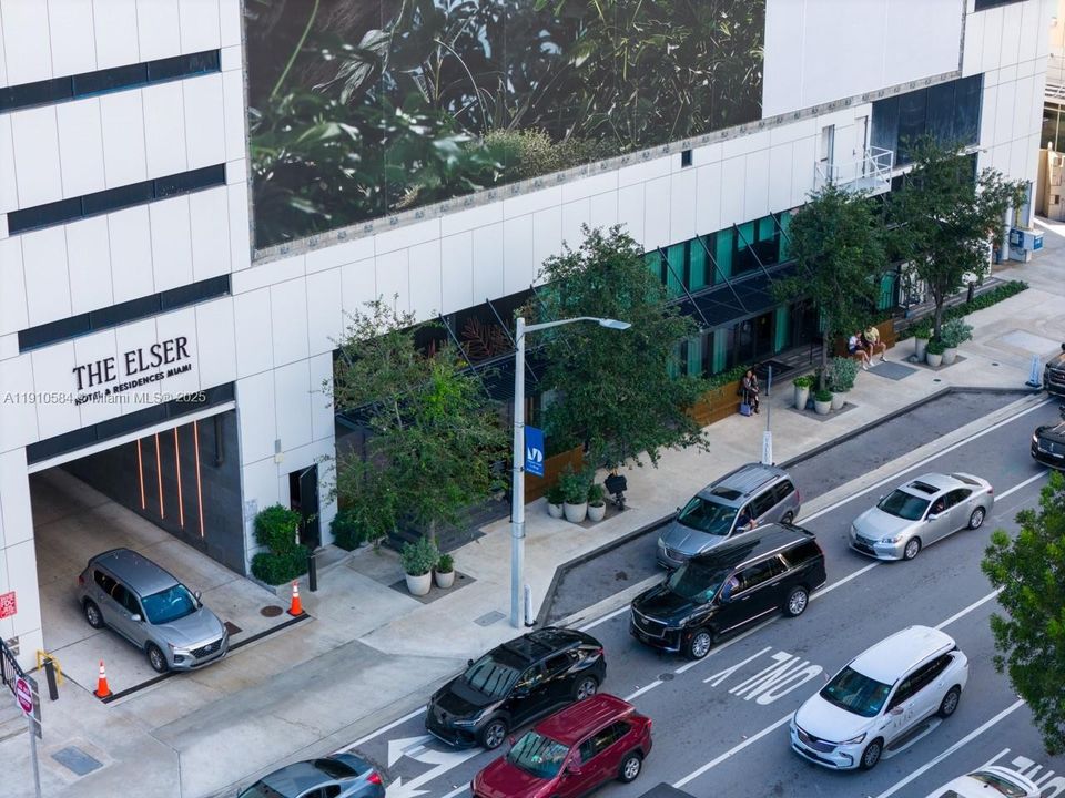 For Sale: $1,449,000 (2 beds, 2 baths, 818 Square Feet)