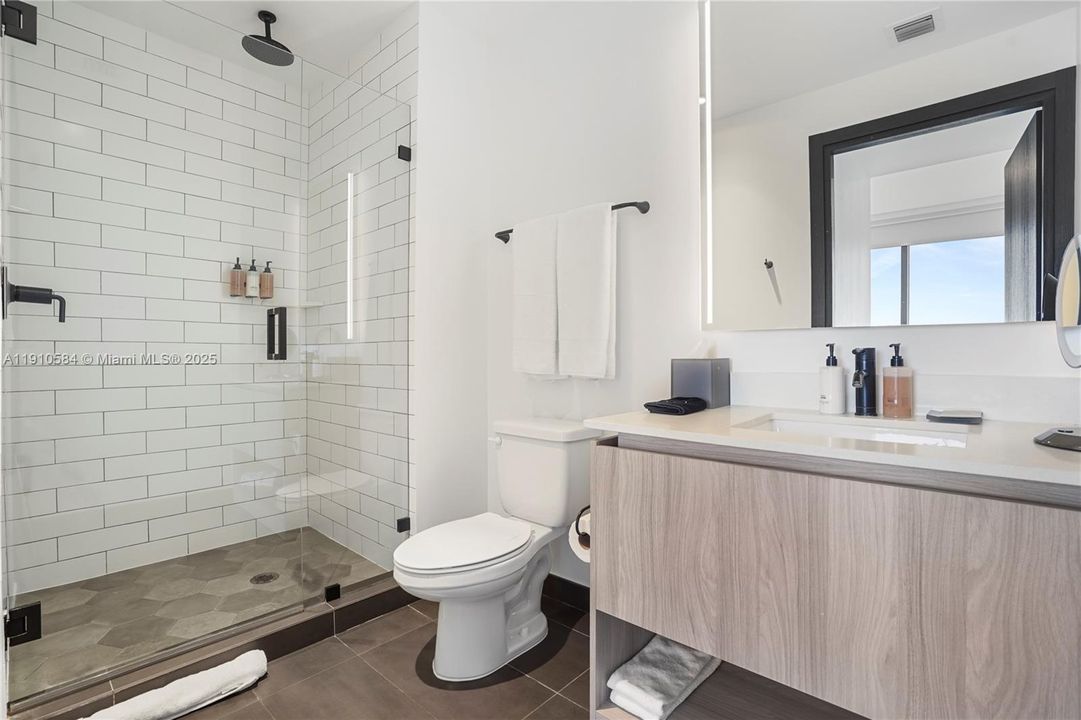 For Sale: $1,449,000 (2 beds, 2 baths, 818 Square Feet)