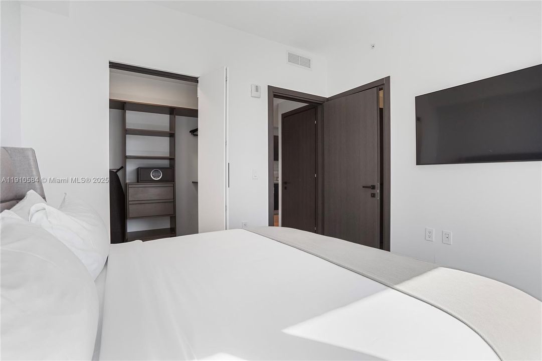 For Sale: $1,449,000 (2 beds, 2 baths, 818 Square Feet)