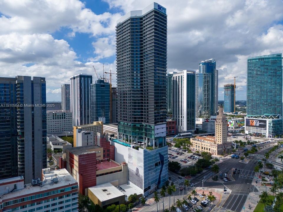 For Sale: $1,449,000 (2 beds, 2 baths, 818 Square Feet)