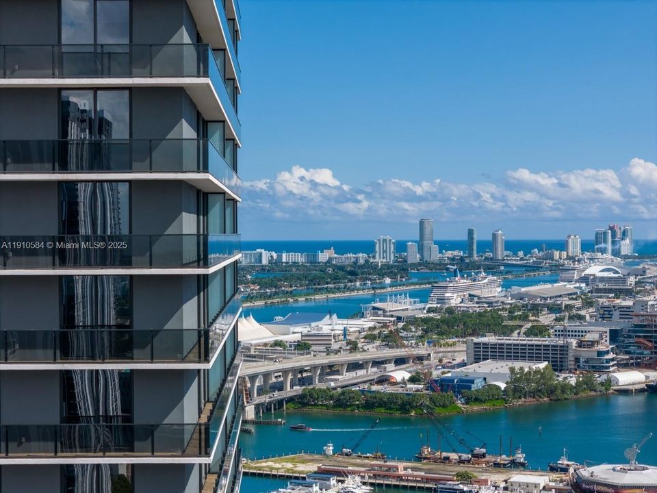 For Sale: $1,449,000 (2 beds, 2 baths, 818 Square Feet)