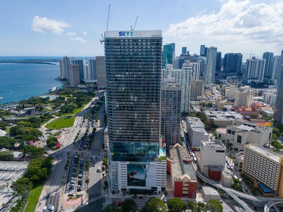 For Sale: $1,449,000 (2 beds, 2 baths, 818 Square Feet)