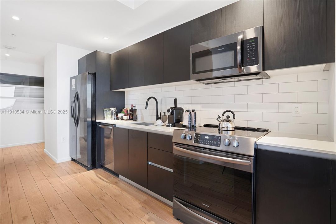 For Sale: $1,449,000 (2 beds, 2 baths, 818 Square Feet)