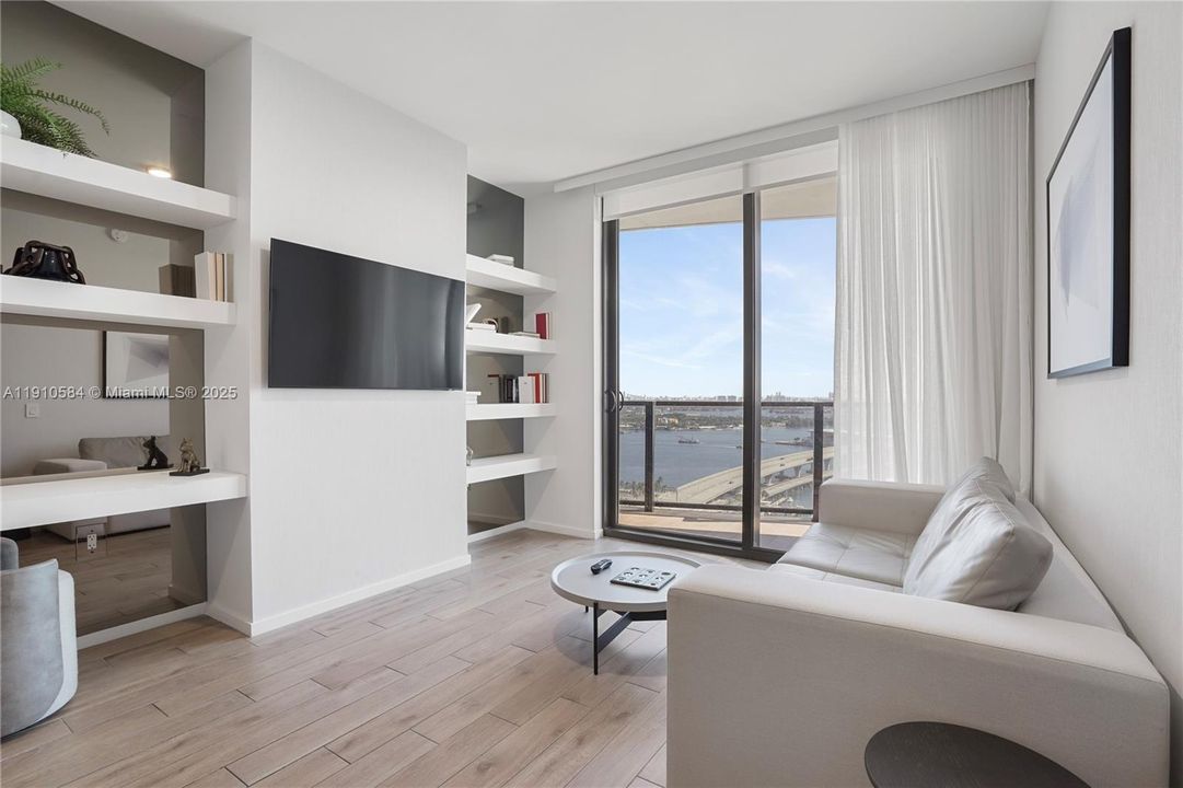 For Sale: $1,449,000 (2 beds, 2 baths, 818 Square Feet)