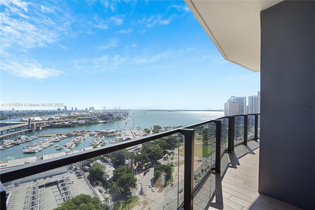 For Sale: $1,449,000 (2 beds, 2 baths, 818 Square Feet)