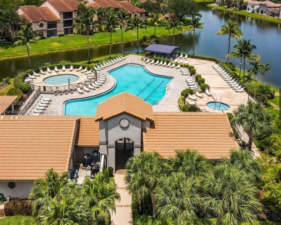 На продажу: $274,900 (2 спален, 2 ванн, 1070 Квадратных фут)