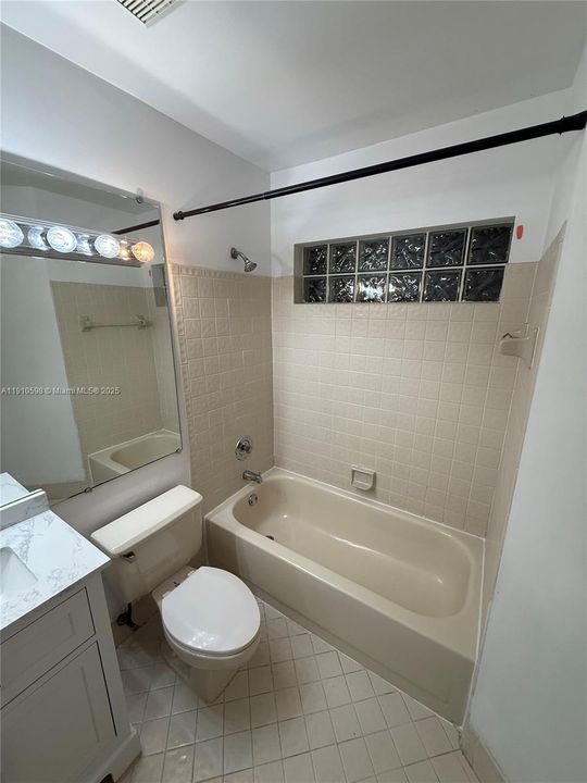 На продажу: $274,900 (2 спален, 2 ванн, 1070 Квадратных фут)