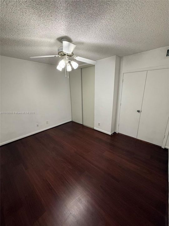 На продажу: $274,900 (2 спален, 2 ванн, 1070 Квадратных фут)