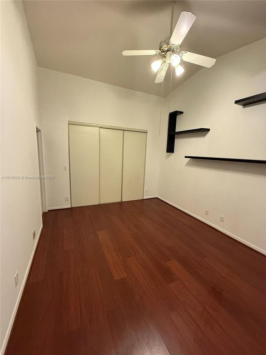 На продажу: $274,900 (2 спален, 2 ванн, 1070 Квадратных фут)