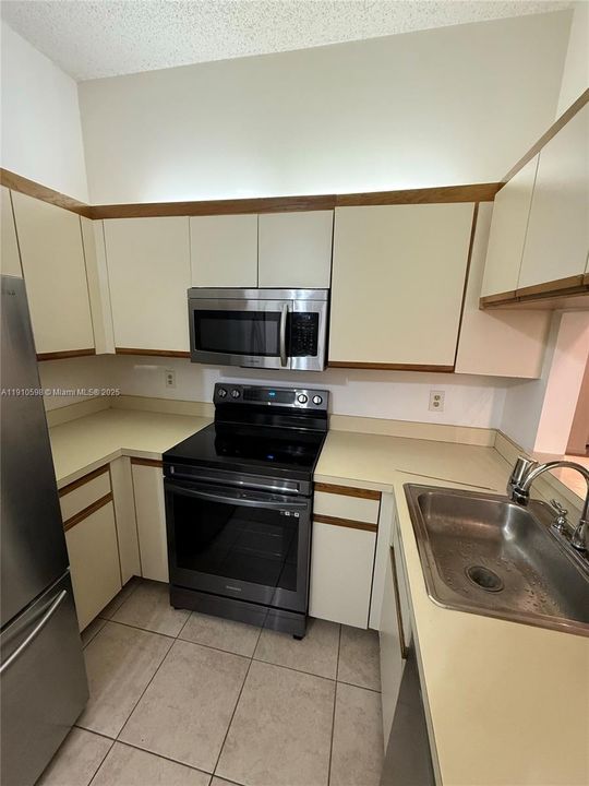 На продажу: $274,900 (2 спален, 2 ванн, 1070 Квадратных фут)