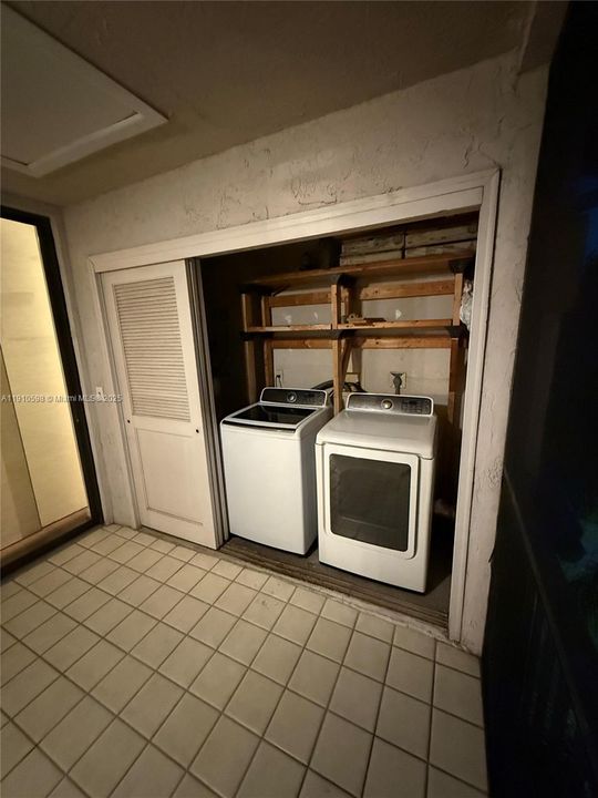 На продажу: $274,900 (2 спален, 2 ванн, 1070 Квадратных фут)