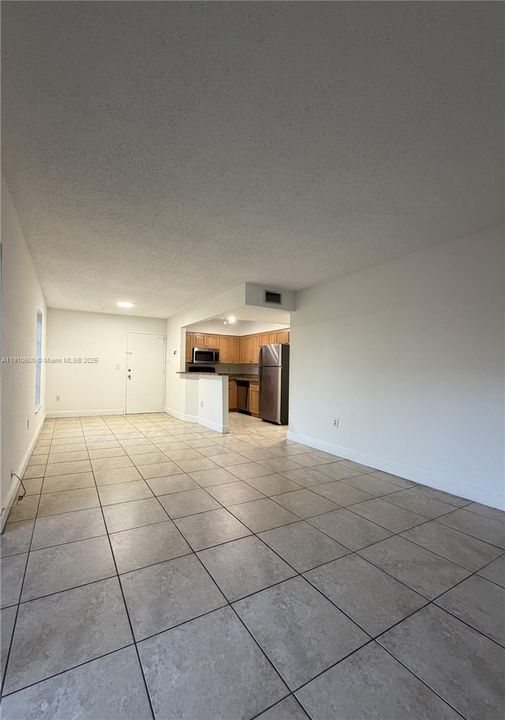 Active With Contract: $1,850 (1 beds, 1 baths, 810 Square Feet)
