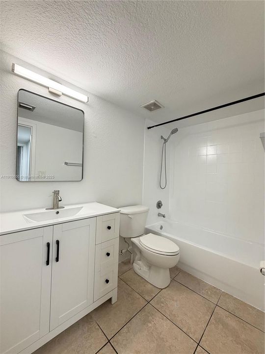 Active With Contract: $1,850 (1 beds, 1 baths, 810 Square Feet)
