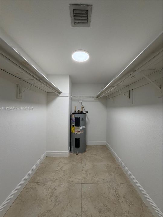 Active With Contract: $1,850 (1 beds, 1 baths, 810 Square Feet)