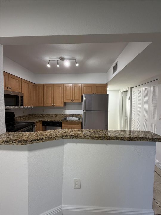 Active With Contract: $1,850 (1 beds, 1 baths, 810 Square Feet)
