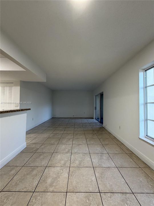 Active With Contract: $1,850 (1 beds, 1 baths, 810 Square Feet)