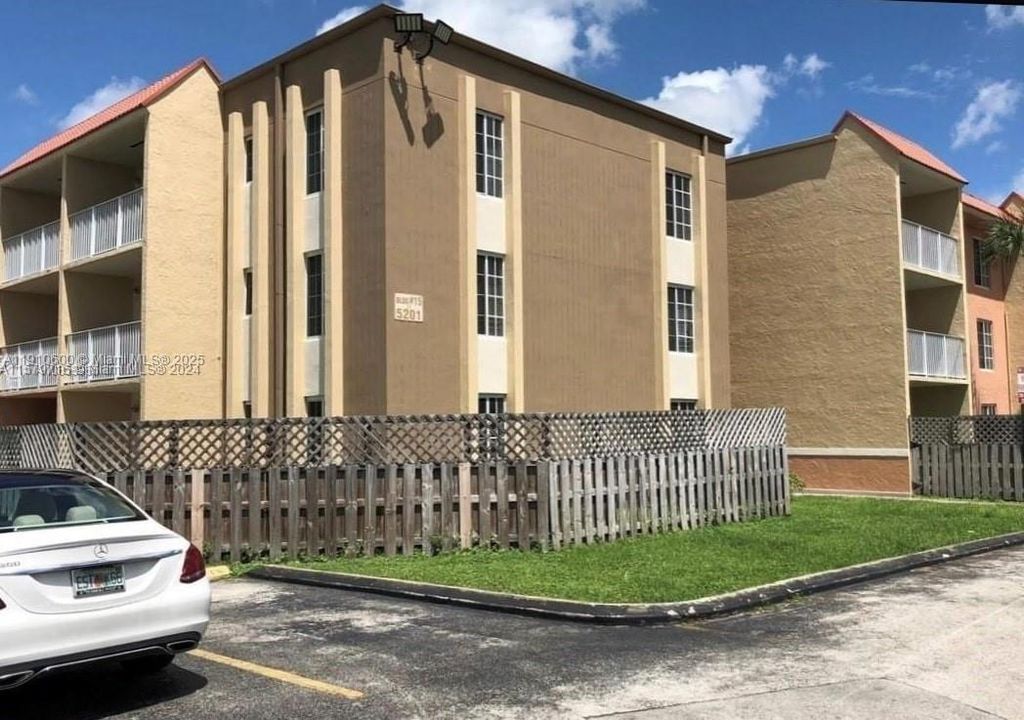 Active With Contract: $1,850 (1 beds, 1 baths, 810 Square Feet)