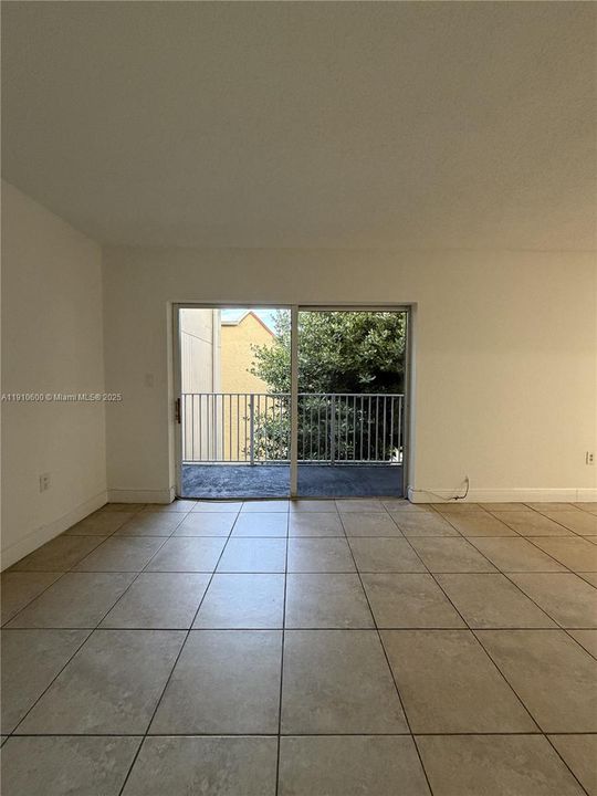 Active With Contract: $1,850 (1 beds, 1 baths, 810 Square Feet)