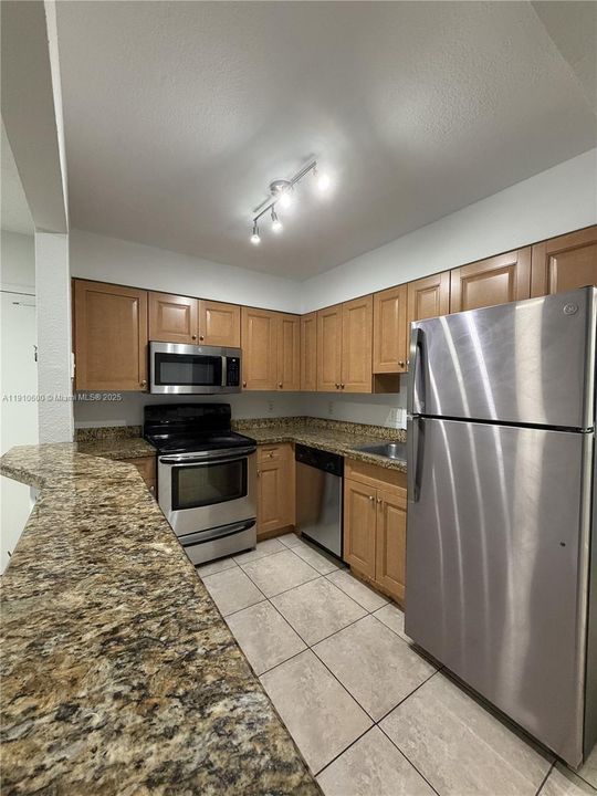 Active With Contract: $1,850 (1 beds, 1 baths, 810 Square Feet)