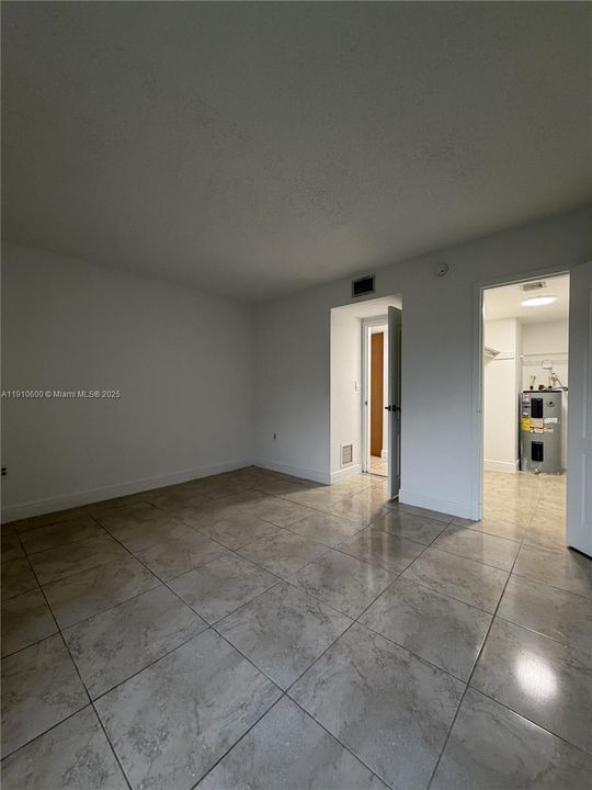 Active With Contract: $1,850 (1 beds, 1 baths, 810 Square Feet)