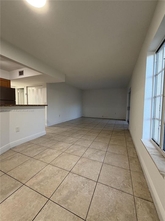 Active With Contract: $1,850 (1 beds, 1 baths, 810 Square Feet)