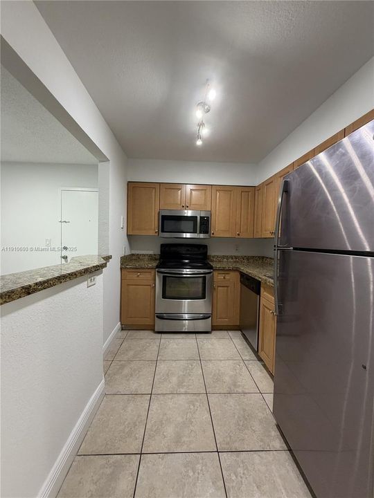 Active With Contract: $1,850 (1 beds, 1 baths, 810 Square Feet)