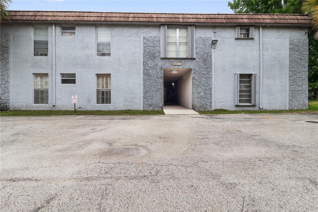 For Rent: $1,750 (1 beds, 1 baths, 765 Square Feet)